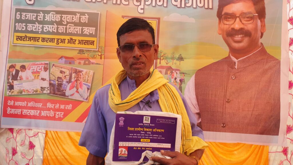 प्रतिमा कुमारी व सुचीत राम मनरेगा में करेंगे मजदूरी, मिला जॉब कार्ड प्रतिमा कुमारी व सुचीत राम मनरेगा में करेंगे मजदूरी, मिला जॉब कार्ड