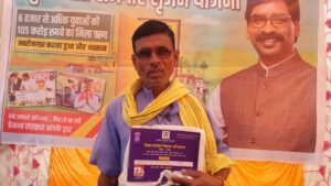 प्रतिमा कुमारी व सुचीत राम मनरेगा में करेंगे मजदूरी, मिला जॉब कार्ड