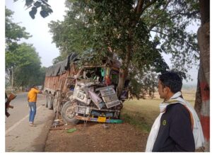 दो ट्रक की सीधी टक्कर में एक ट्रक चालक की मौत दुसरा गंभीर।