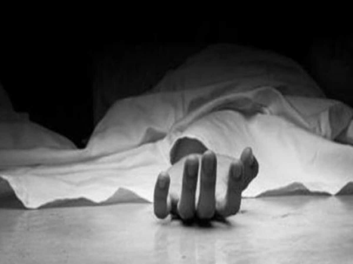पति ने दिखाई हैवानियत पत्नी की धार-धार हथियार से की हत्या।