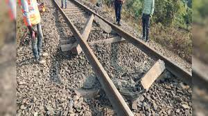 भाकपा माओवादी नक्सलियों ने बम विस्फोट कर रेल पटरी उड़ा दी:ट्रेनों का परिचालन पूरी ठप