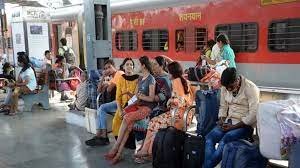उत्तर भारत में कोहरे की मार : IGI हवाई अड्डे पर 80 उड़ानों में देरी, कई ट्रेनें भी 11 घंटे तक लेट