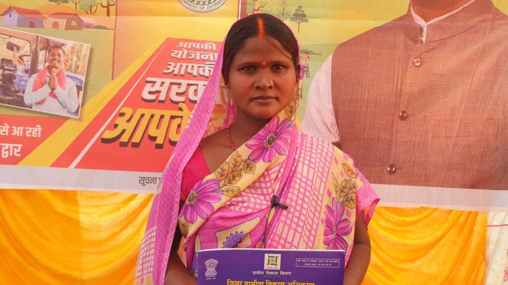 प्रतिमा कुमारी व सुचीत राम मनरेगा में करेंगे मजदूरी, मिला जॉब कार्ड प्रतिमा कुमारी व सुचीत राम मनरेगा में करेंगे मजदूरी, मिला जॉब कार्ड