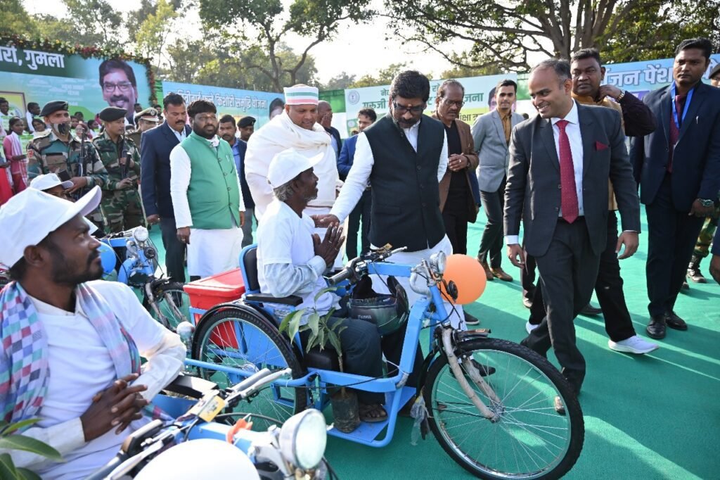 मुख्यमंत्री श्री हेमन्त सोरेन गुमला के कसीरा पंचायत स्थित छापर टोली में आयोजित "आपकी योजना, आपकी सरकार, आपके द्वार" कार्यक्रम में शामिल हुए।
