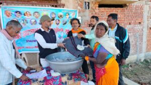 गरीबों व जरूरतमंदों के बीच किया कंबल, चूड़ा व गुड़ का वितरण