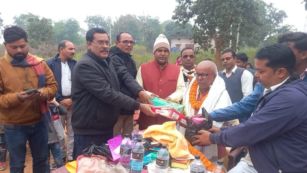 गढ़वा: उत्क्रमित मध्य विद्यालय के प्रधानाध्यापक का विदाई समारोह का आयोजन, भाउक हुई बच्चे एवं शिक्षक। गढ़वा: उत्क्रमित मध्य विद्यालय के प्रधानाध्यापक का विदाई समारोह का आयोजन, भाउक हुई बच्चे एवं शिक्षक।