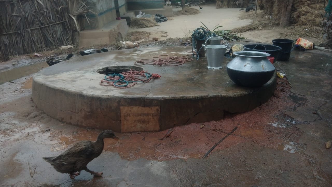 अनहोनी का संकेत देता जर्ज़र कुआँ, ग्रामीणों के समक्ष पेयजल की चुनौती