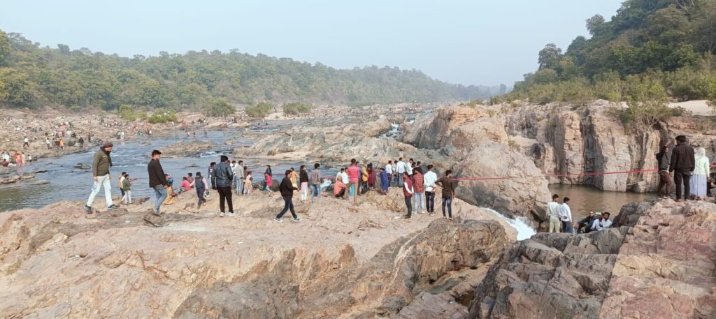 नव वर्ष पर पिकनिक मनाने के लिए सुखलदरी जल प्रपात में उमड़ी हजारों की भीड़ मजिस्ट्रेट का सुरक्षा रहा चौकन्ना नव वर्ष पर पिकनिक मनाने के लिए सुखलदरी जल प्रपात में उमड़ी हजारों की भीड़ मजिस्ट्रेट का सुरक्षा रहा चौकन्ना