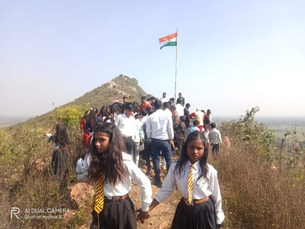 75वें गणतंत्रदिवस पर प्रखंड क्षेत्र में अमनों चैन से फहरा तिरंगा। 75वें गणतंत्रदिवस पर प्रखंड क्षेत्र में अमनों चैन से फहरा तिरंगा।