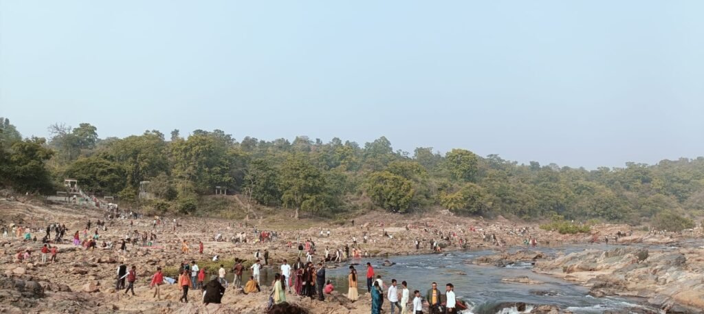 नव वर्ष पर पिकनिक मनाने के लिए सुखलदरी जल प्रपात में उमड़ी हजारों की भीड़ मजिस्ट्रेट का सुरक्षा रहा चौकन्ना नव वर्ष पर पिकनिक मनाने के लिए सुखलदरी जल प्रपात में उमड़ी हजारों की भीड़ मजिस्ट्रेट का सुरक्षा रहा चौकन्ना