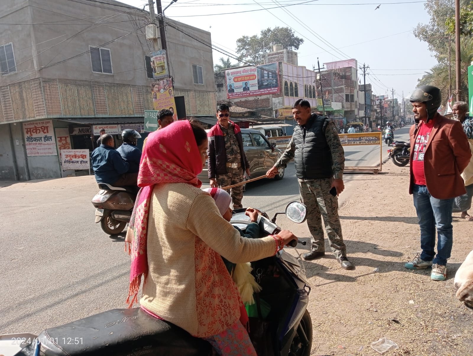 Latehar :नए साल में शहर के सभी चौक चौराहा में चलाया गया चेकिंग अभियान Latehar :नए साल में शहर के सभी चौक चौराहा में चलाया गया चेकिंग अभियान