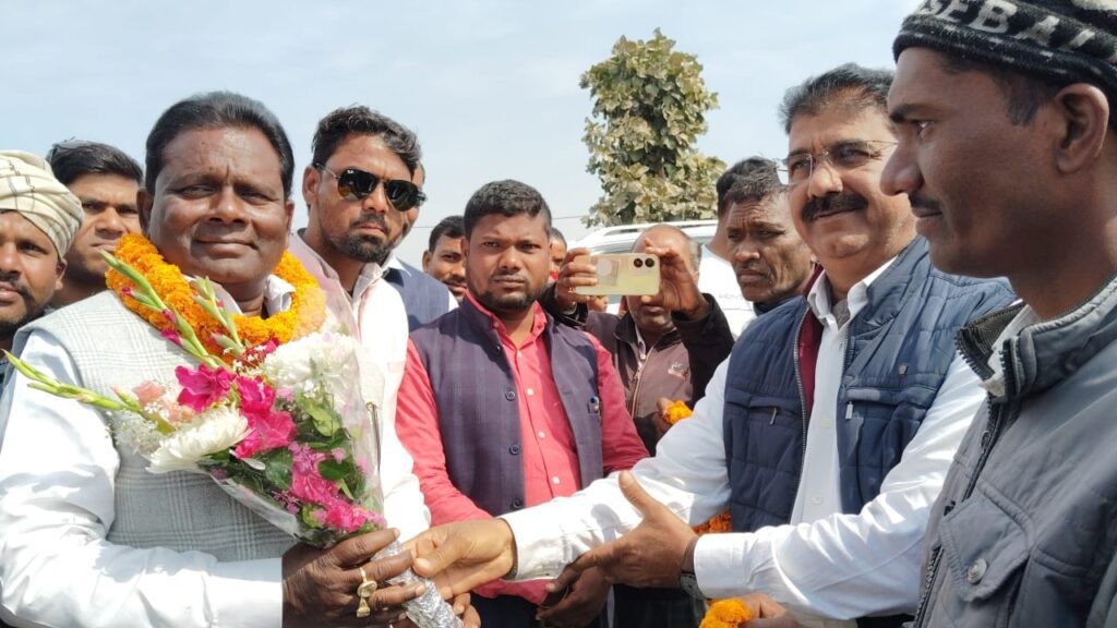 विधायक ने किया कई सड़कों का शिलान्यास। विधायक ने किया कई सड़कों का शिलान्यास।
