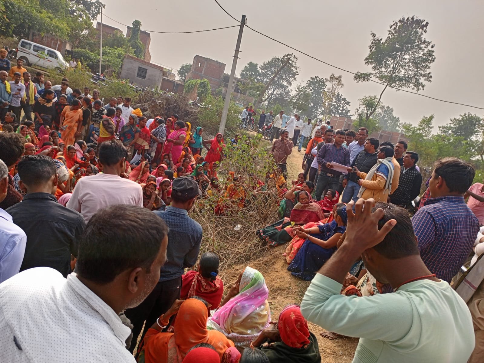 अबुआ आवास को लेकर हुई आमसभा का ग्रामिणों ने जमकर किया विरोध अबुआ आवास को लेकर हुई आमसभा का ग्रामिणों ने जमकर किया विरोध