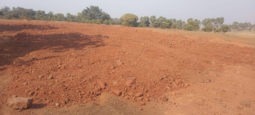 फुटबॉल मैदान समतलीकरण के निर्माण में घोर अनियमितता फुटबॉल मैदान समतलीकरण के निर्माण में घोर अनियमितता