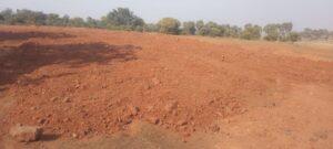 फुटबॉल मैदान समतलीकरण के निर्माण में घोर अनियमितता