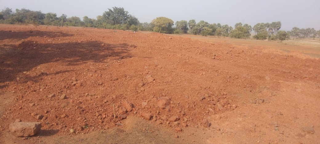 फुटबॉल मैदान समतलीकरण के निर्माण में घोर अनियमितता