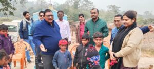 उप विकास आयुक्त प्रभात कुमार बरदियार ने किया पहाड़िया ग्रामीणों के बीच कंबल वितरण।