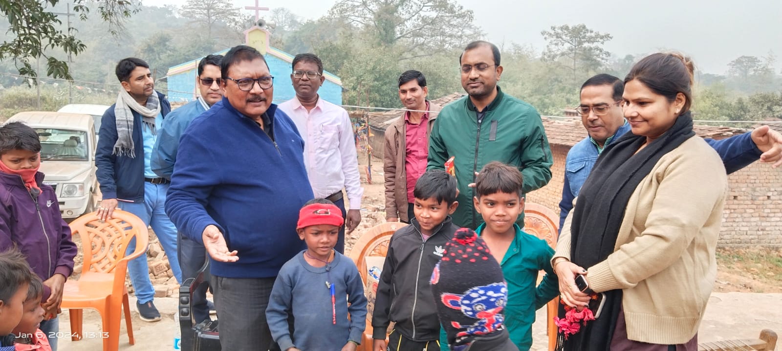 उप विकास आयुक्त प्रभात कुमार बरदियार ने किया पहाड़िया ग्रामीणों के बीच कंबल वितरण।