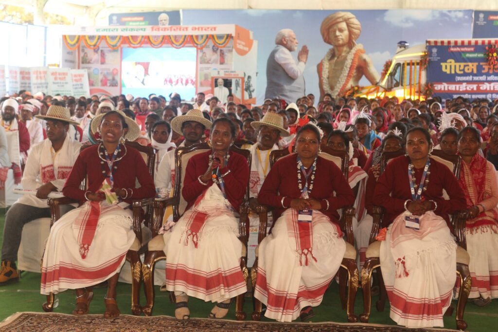 गुमला जिले के विशुनपुर प्रखंड के पीएम जनमन के लाभार्थियों से माननीय प्रधानमंत्री ने की ऑनलाइन बातचीत। गुमला जिले के विशुनपुर प्रखंड के पीएम जनमन के लाभार्थियों से माननीय प्रधानमंत्री ने की ऑनलाइन बातचीत।