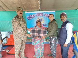 सीआरपीएफ ने जरूरतमंदों के बीच कई सामानों का किया वितरण