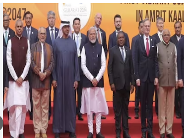 छह महीने की मासूम के साथ 16वीं मंजिल से कूदकर महिला ने दी जान छह महीने की मासूम के साथ 16वीं मंजिल से कूदकर महिला ने दी जान