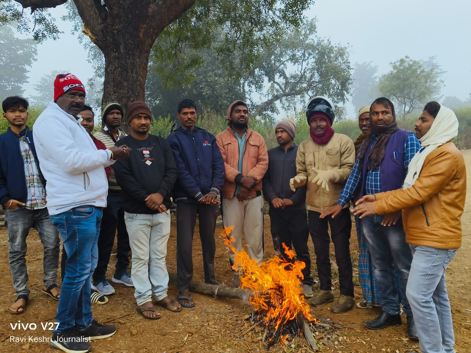 मुखिया प्रतिनिधि ने किया अलाव की व्यवस्था,ग्रामीणों को शीतलहर में मिली राहत। मुखिया प्रतिनिधि ने किया अलाव की व्यवस्था,ग्रामीणों को शीतलहर में मिली राहत।
