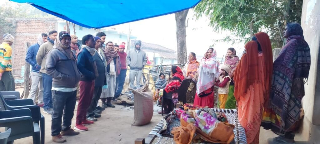 कांग्रेस के जिला अध्यक्ष ने मृतक के घर पहुंचकर परिजनों को किया आर्थिक सहयोग कांग्रेस के जिला अध्यक्ष ने मृतक के घर पहुंचकर परिजनों को किया आर्थिक सहयोग