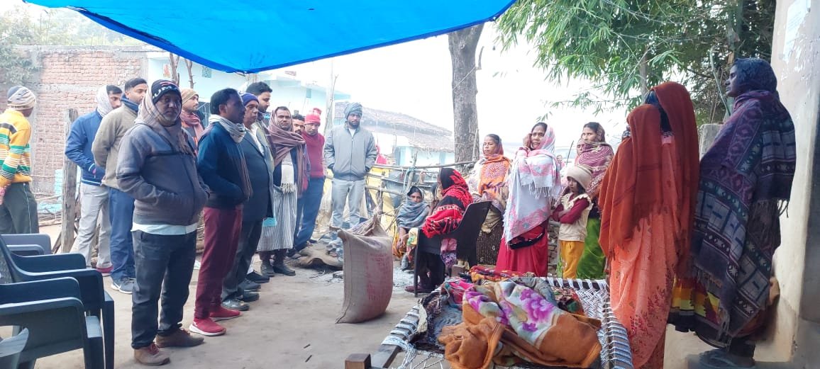 कांग्रेस के जिला अध्यक्ष ने मृतक के घर पहुंचकर परिजनों को किया आर्थिक सहयोग