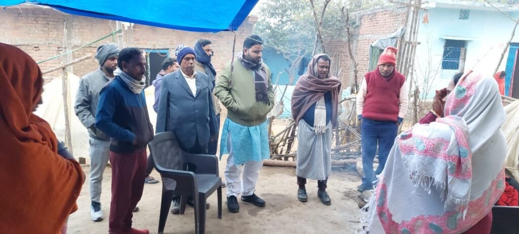 कांग्रेस के जिला अध्यक्ष ने मृतक के घर पहुंचकर परिजनों को किया आर्थिक सहयोग कांग्रेस के जिला अध्यक्ष ने मृतक के घर पहुंचकर परिजनों को किया आर्थिक सहयोग