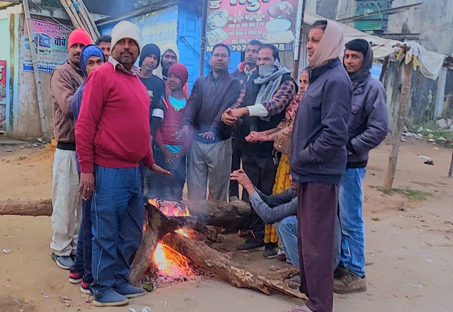 अंचल अधिकारी ने धुरकी मे विभिन्न चौक चौराहे पर कराया अलाव का प्रबंध: ठंड मे लोगो को मिली राहत