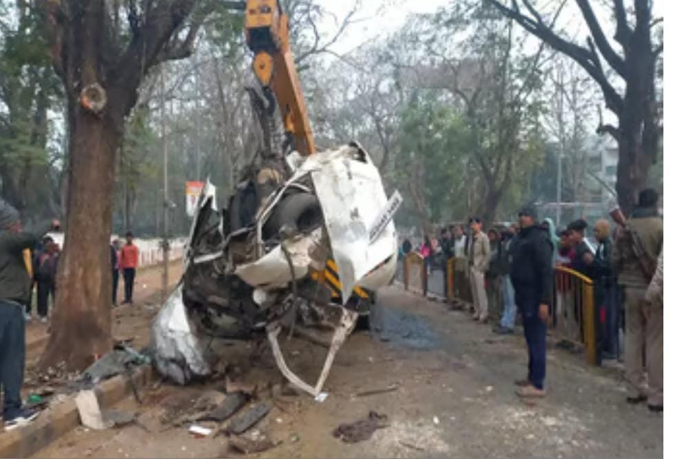 पिकनिक मनाने जा रहें कार चालक सवार समेत छःलोगों की मौत:दो गंभीर रूप से घायल।
