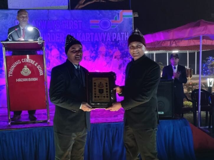 मेरु परिवार, सीमा सुरक्षा बल ने दी बिश्वजीत कुमार, सहायक समादेष्टा (अनुसचिवीय) को भावभीनी विदाई। मेरु परिवार, सीमा सुरक्षा बल ने दी बिश्वजीत कुमार, सहायक समादेष्टा (अनुसचिवीय) को भावभीनी विदाई।