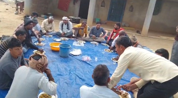 झामुमो प्रखंड सचिव के द्वारा वन भोज का किया गया आयोजन झामुमो प्रखंड सचिव के द्वारा वन भोज का किया गया आयोजन
