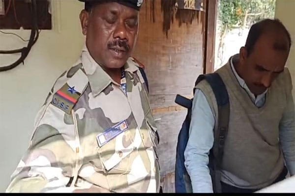 Jharkhand:लिफाफा लेकर ईडी ऑफिस पहुंचा सीएमओ कर्मी
