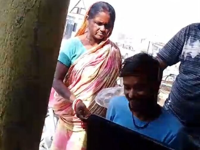 आधार लिंक के नाम पर ग्रामीणों से वसूला जा रहा एक सौ रुपया