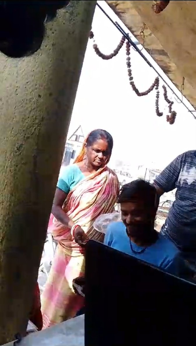 आधार लिंक के नाम पर ग्रामीणों से वसूला जा रहा एक सौ रुपया आधार लिंक के नाम पर ग्रामीणों से वसूला जा रहा एक सौ रुपया
