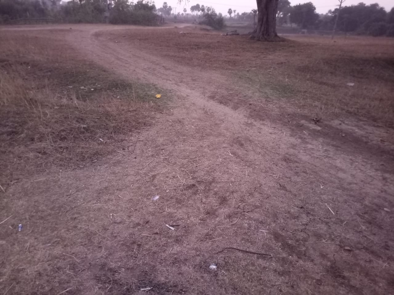 पीसीसी सड़क नहीं होने से ग्रामीणों को होती है आवागमन मे परेशानी पीसीसी सड़क नहीं होने से ग्रामीणों को होती है आवागमन मे परेशानी