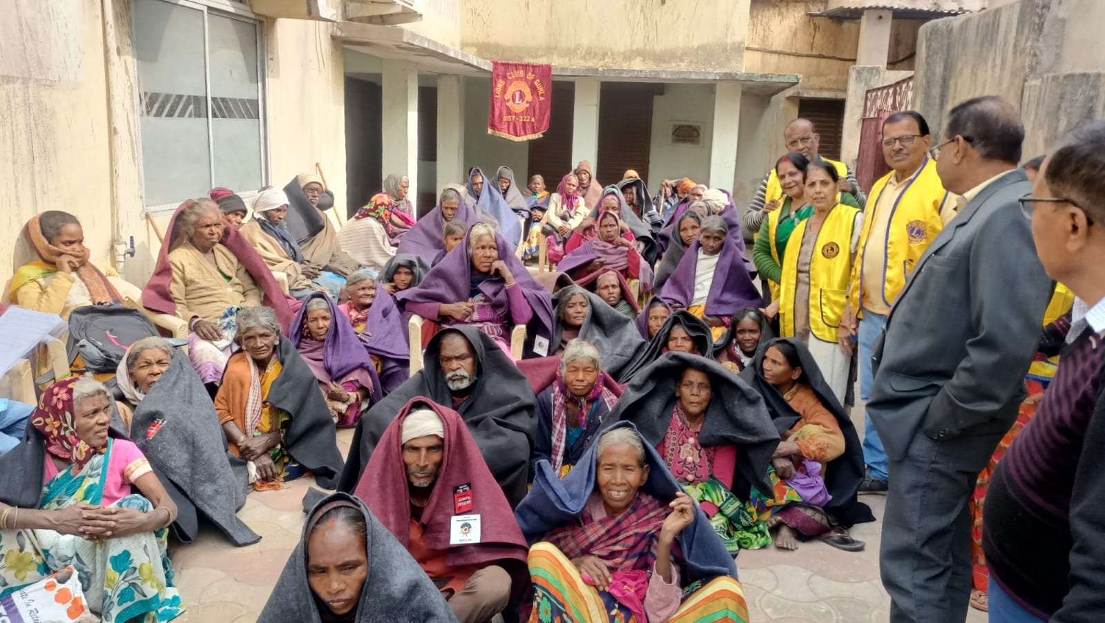 लायंस भवन में किया गया जरूरतों के बीच कंबल वितरण। लायंस भवन में किया गया जरूरतों के बीच कंबल वितरण।