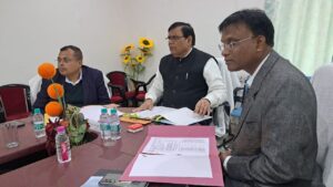 प्रमंडलीय आयुक्त दशरथ चन्द्र दास ने लातेहार उपायुक्त कार्यालय के संचिका एवं दस्तावेजों को खंगाला