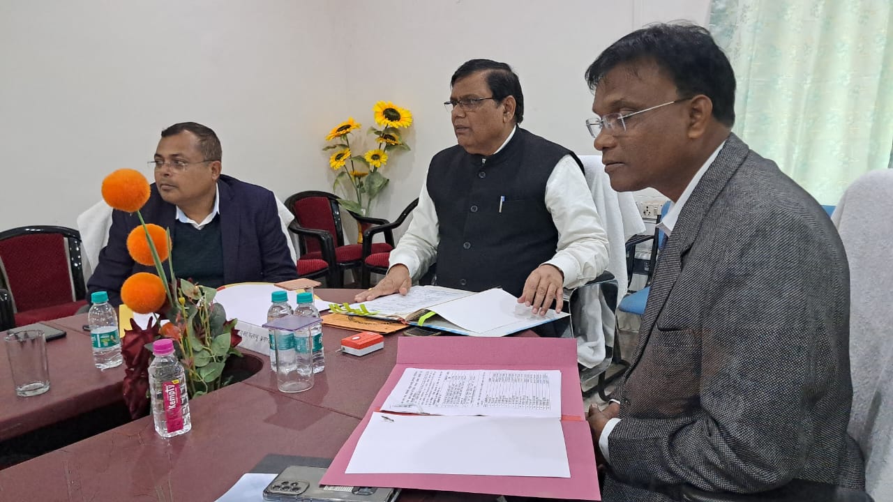 प्रमंडलीय आयुक्त दशरथ चन्द्र दास ने लातेहार उपायुक्त कार्यालय के संचिका एवं दस्तावेजों को खंगाला