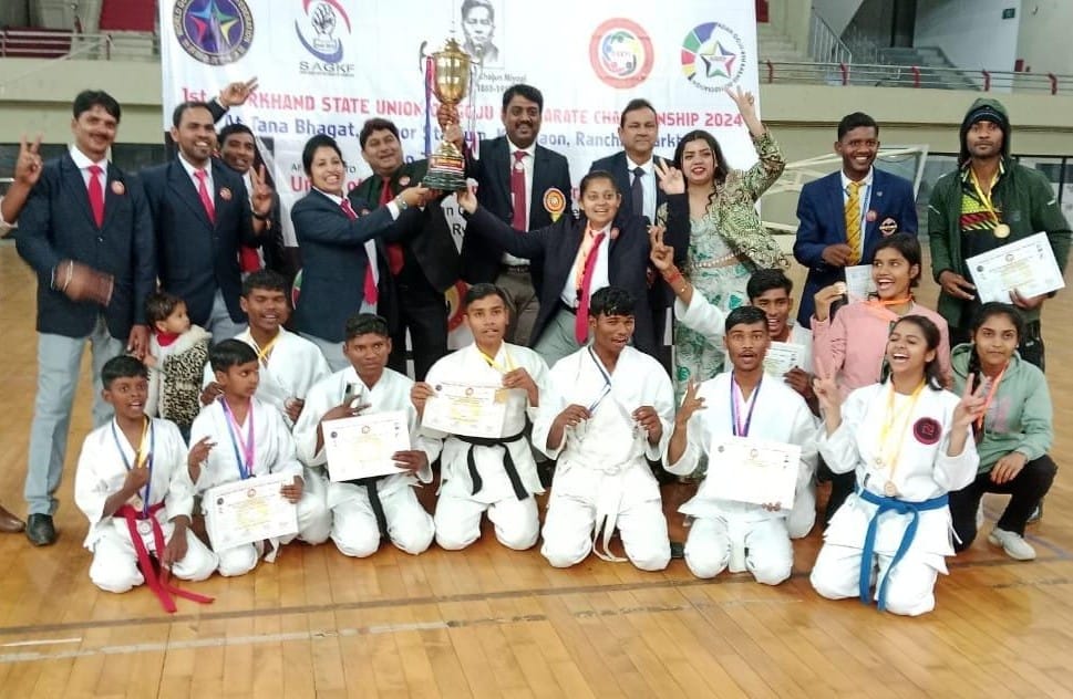 कराटे मे लातेहार जिले के खिलाड़ियों का शानदार प्रदर्शन 8 गोल्ड मेडल सहित जीते कुल 29 मेडल। कराटे मे लातेहार जिले के खिलाड़ियों का शानदार प्रदर्शन 8 गोल्ड मेडल सहित जीते कुल 29 मेडल।