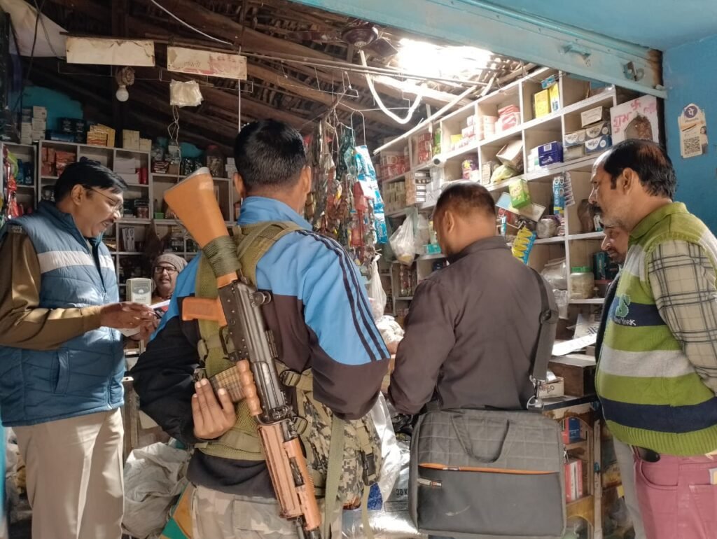 लातेहार:घनी आबादी के बीच किराना दुकान से रात में किया चोरी, जांच में जुटी पुलिस लातेहार:घनी आबादी के बीच किराना दुकान से रात में किया चोरी, जांच में जुटी पुलिस