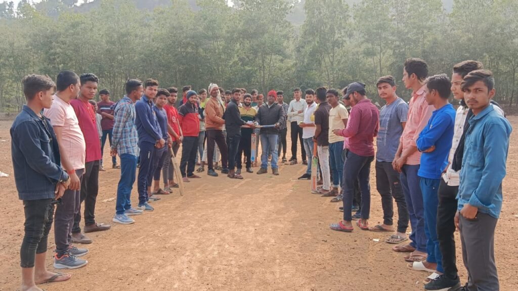 मुखिया के द्वारा युवको को खेल सामग्री दिया गया | मुखिया के द्वारा युवको को खेल सामग्री दिया गया |