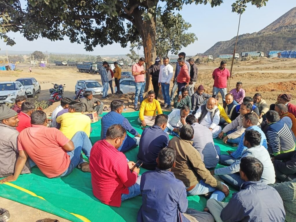 विस्थापित प्रभावित हाईवा मालिक संघ की संयुक्त बैठक अम्रपाली किया गया। विस्थापित प्रभावित हाईवा मालिक संघ की संयुक्त बैठक अम्रपाली किया गया।