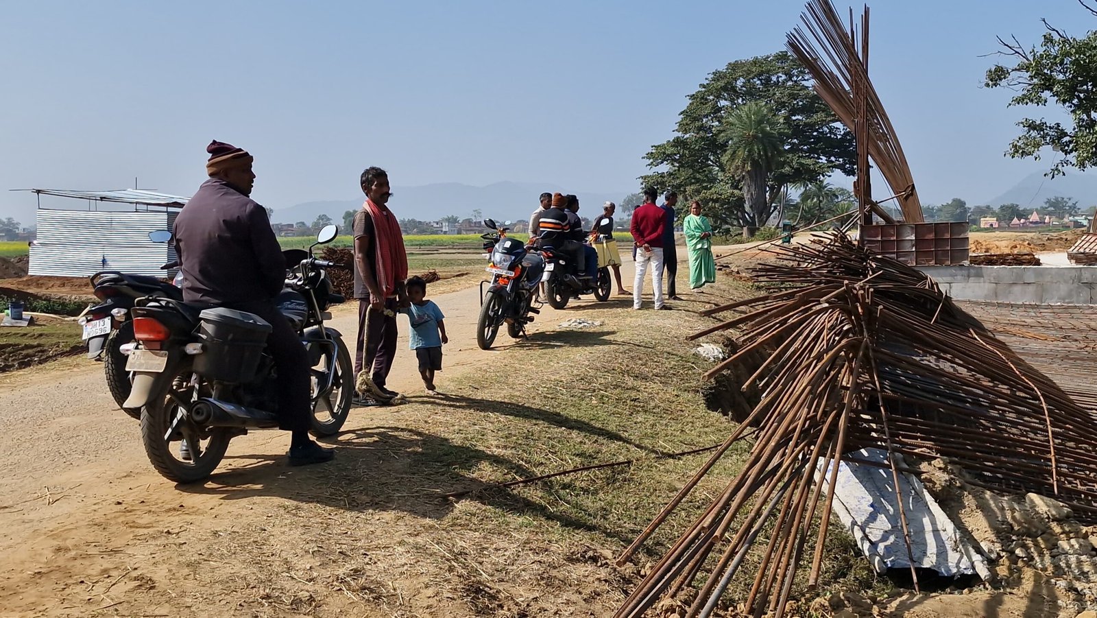 शिवपुर -कठौतिया रेलवे लाइन में ओवरब्रिज का सरिया धंसने से एक दर्जन से अधिक मजदूर घायल, दो की हालत गम्भीर शिवपुर -कठौतिया रेलवे लाइन में ओवरब्रिज का सरिया धंसने से एक दर्जन से अधिक मजदूर घायल, दो की हालत गम्भीर