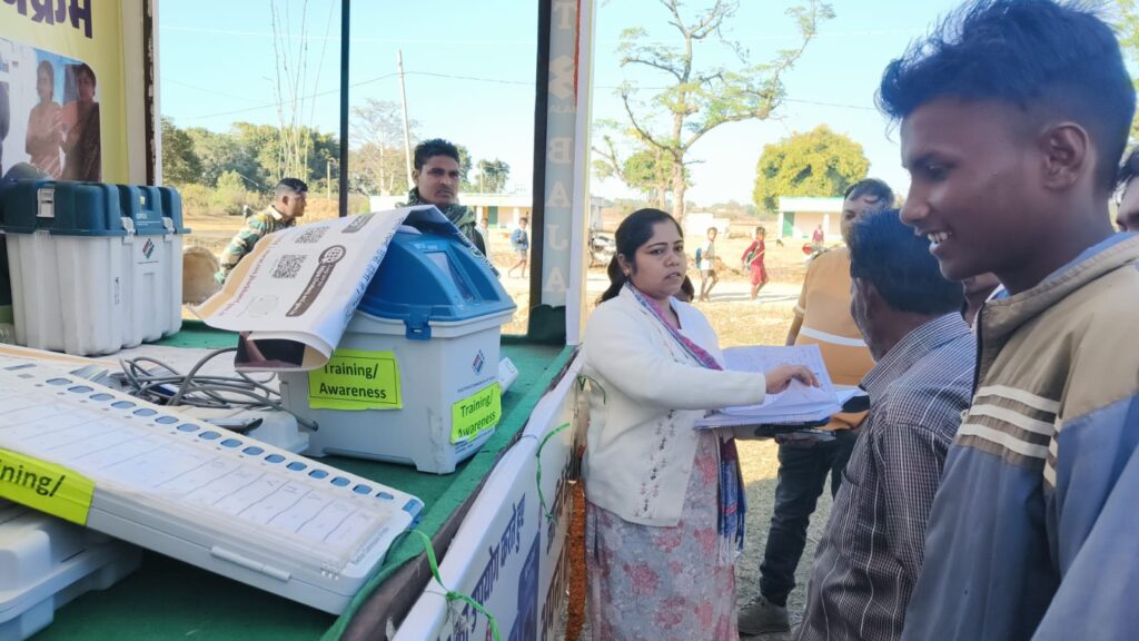 मोबाइल डेमोनेट्रेशन वैन के माध्यम से EVM एवं VVPAD मशीन के संबंध में लोगों को जिले में स्वीप कार्यक्रम के तहत किया जा रहा है जागरूक मोबाइल डेमोनेट्रेशन वैन के माध्यम से EVM एवं VVPAD मशीन के संबंध में लोगों को जिले में स्वीप कार्यक्रम के तहत किया जा रहा है जागरूक
