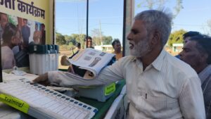 मोबाइल डेमोनेट्रेशन वैन के माध्यम से EVM एवं VVPAD मशीन के संबंध में लोगों को जिले में स्वीप कार्यक्रम के तहत किया जा रहा है जागरूक