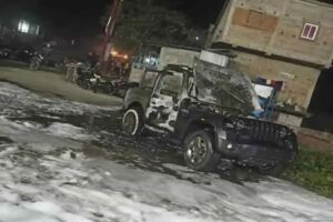 Mahindra (महिंद्रा) की खड़ी थार गाड़ी में अचानक लगी आग: लोगों के बीच गजब का चर्चा