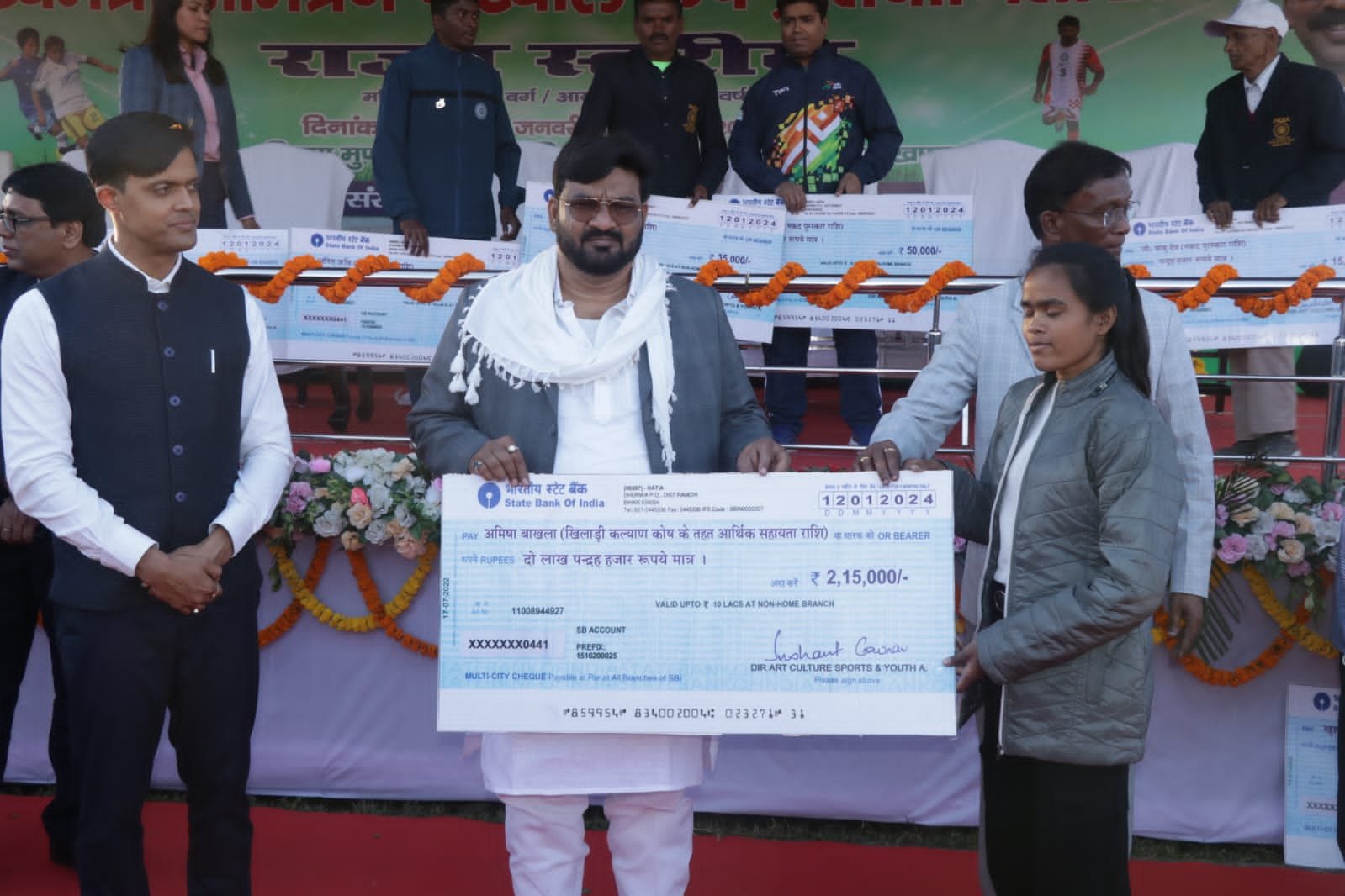 गोल्ड मेडलिस्ट खिलाड़ियों के बीच किया गया कल्याण कोष से नगद सहयोग राशि का वितरण गोल्ड मेडलिस्ट खिलाड़ियों के बीच किया गया कल्याण कोष से नगद सहयोग राशि का वितरण