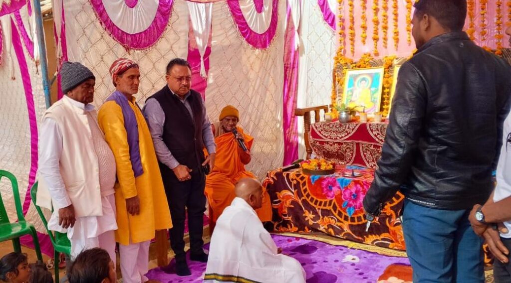 पत्रकार सुनिल रवि के मां के ब्रह्मभोज कार्यक्रम में शामिल हुए पूर्व विधायक अनंत प्रताप देव सहित सैकड़ो गणमान्य लोग. पत्रकार सुनिल रवि के मां के ब्रह्मभोज कार्यक्रम में शामिल हुए पूर्व विधायक अनंत प्रताप देव सहित सैकड़ो गणमान्य लोग.